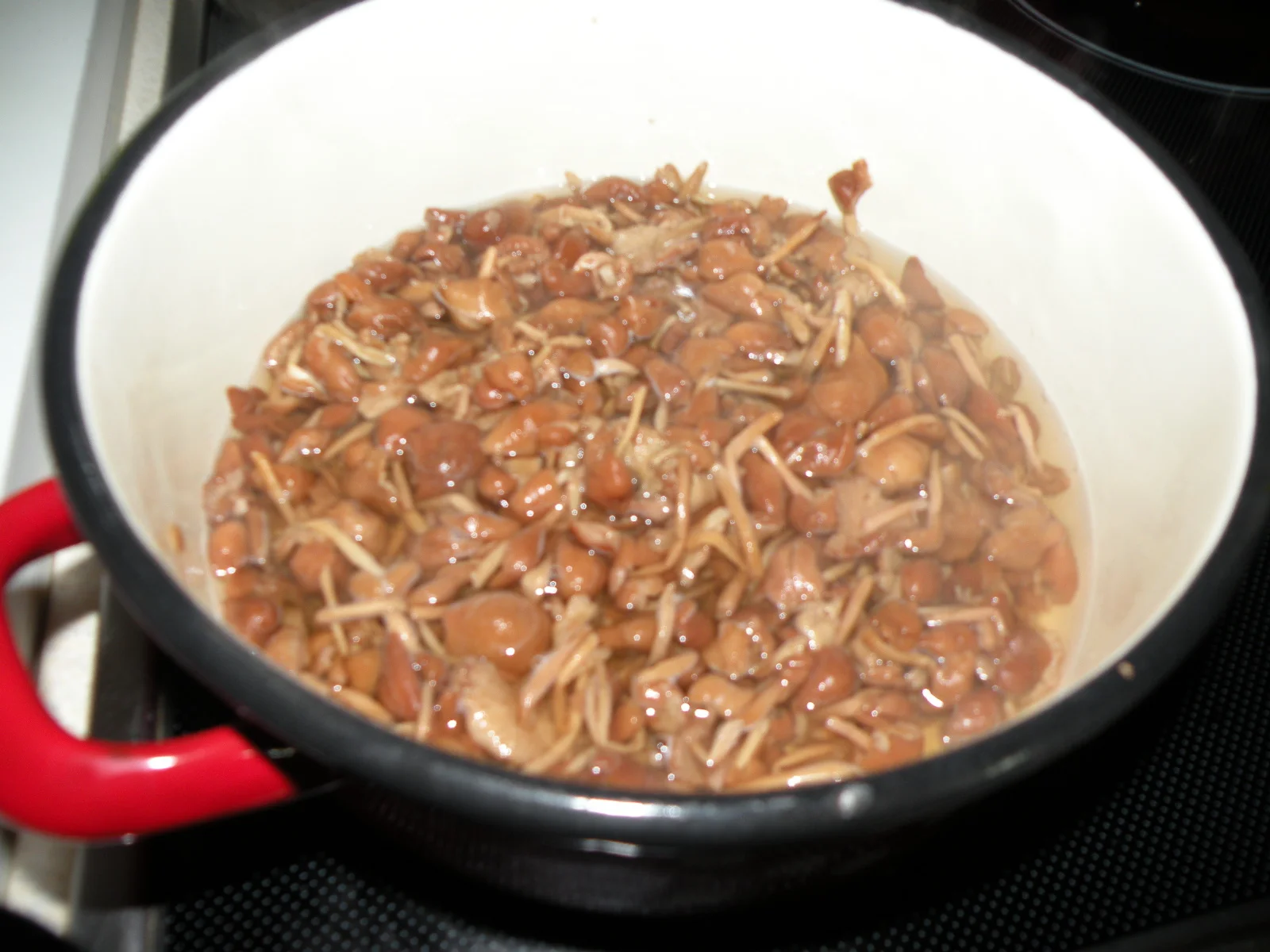 Stew of small sausages with sour cream