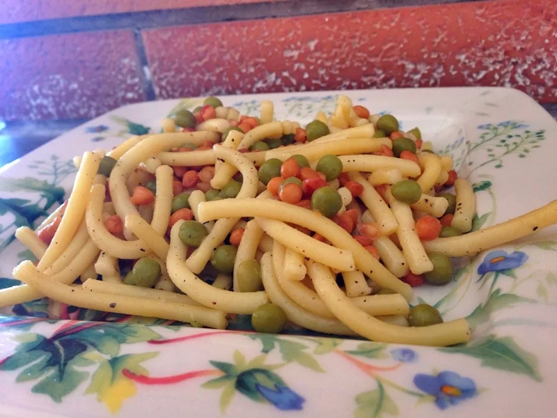 Pasta salad with lentils and peas