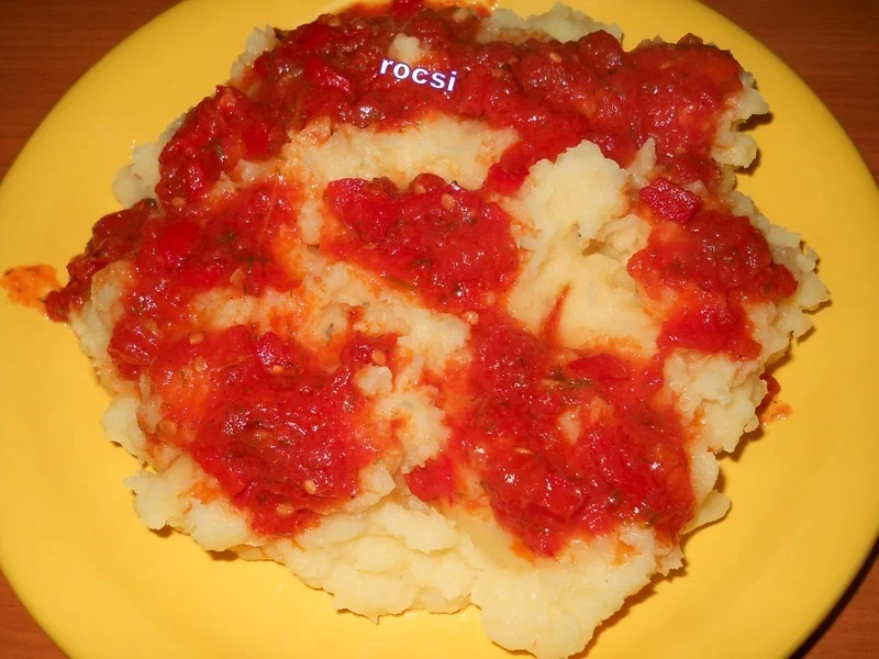 Creamy puree with tomato sauce and bell pepper