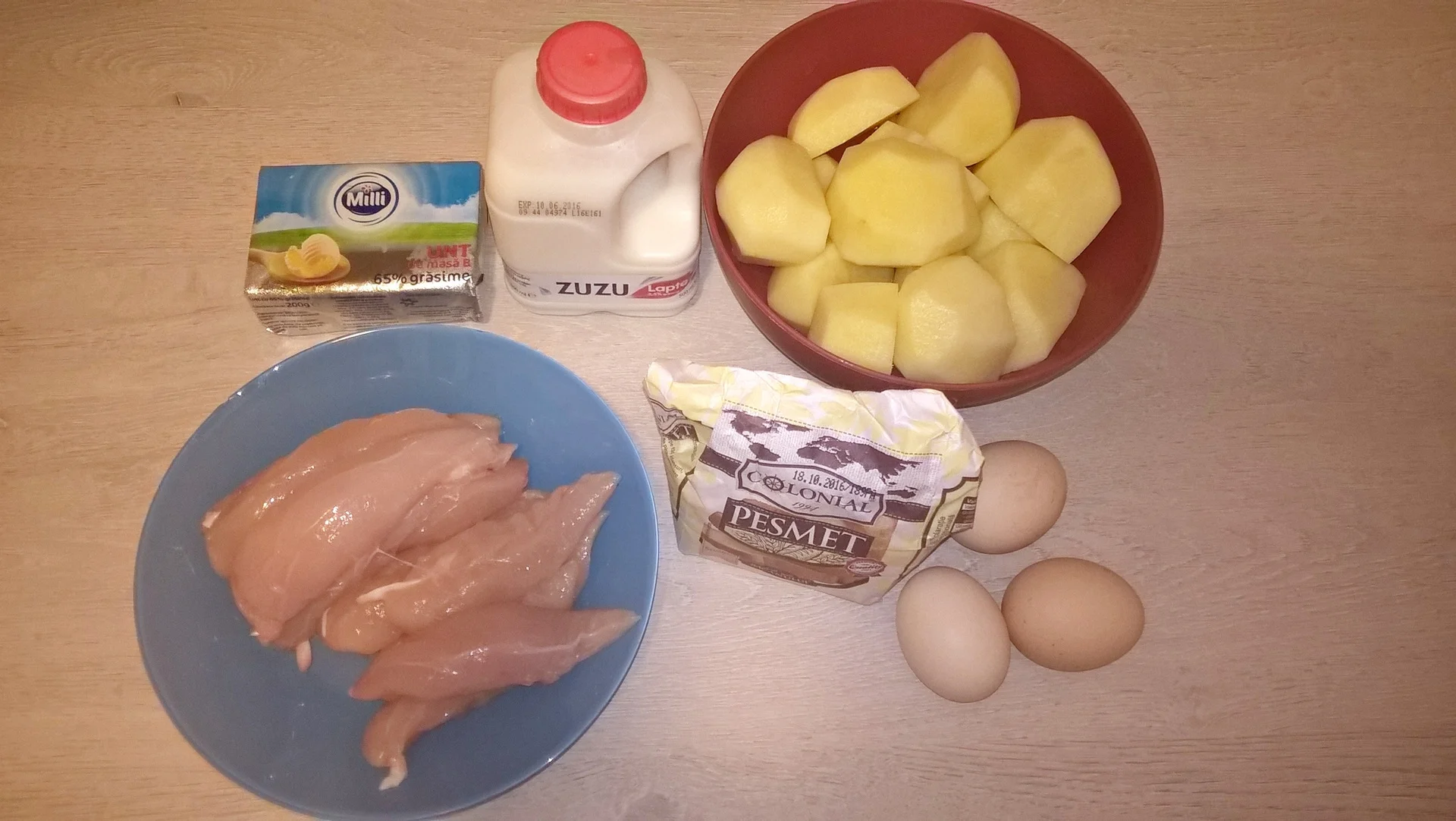 Chicken schnitzel in breadcrumb crust with mashed potatoes