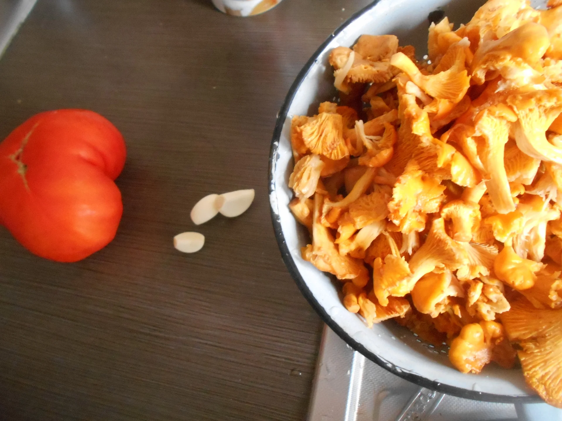 Chanterelles with tomato sauce