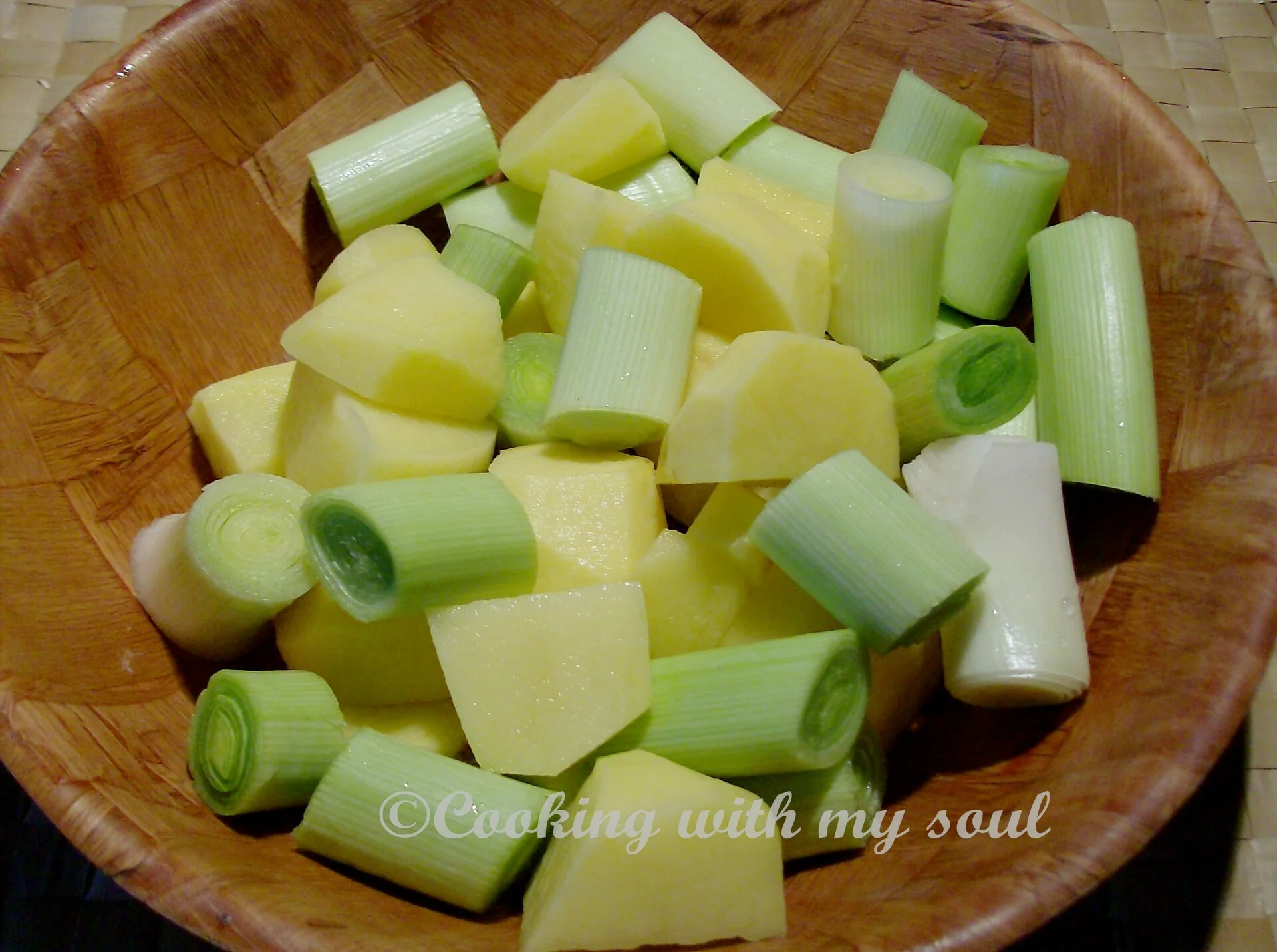 Cream soup made from leeks and baked potatoes