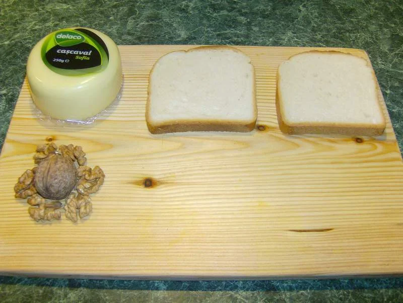 Sandwich with Delaco cheese and nuts