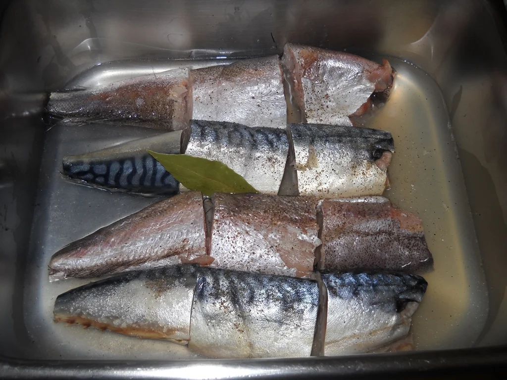 Baked fish with a side of natural potatoes
