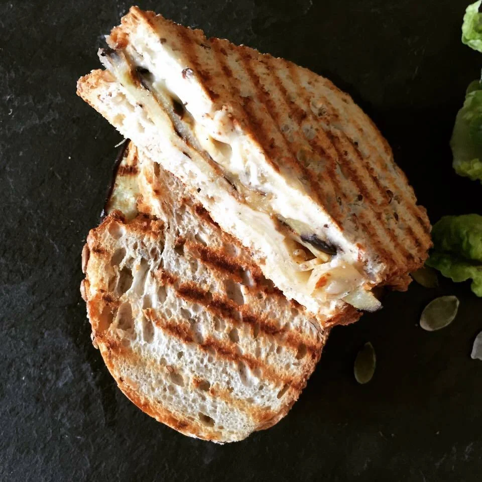 Grilled sandwich with eggplant and Gouda cheese with truffles and Prosecco