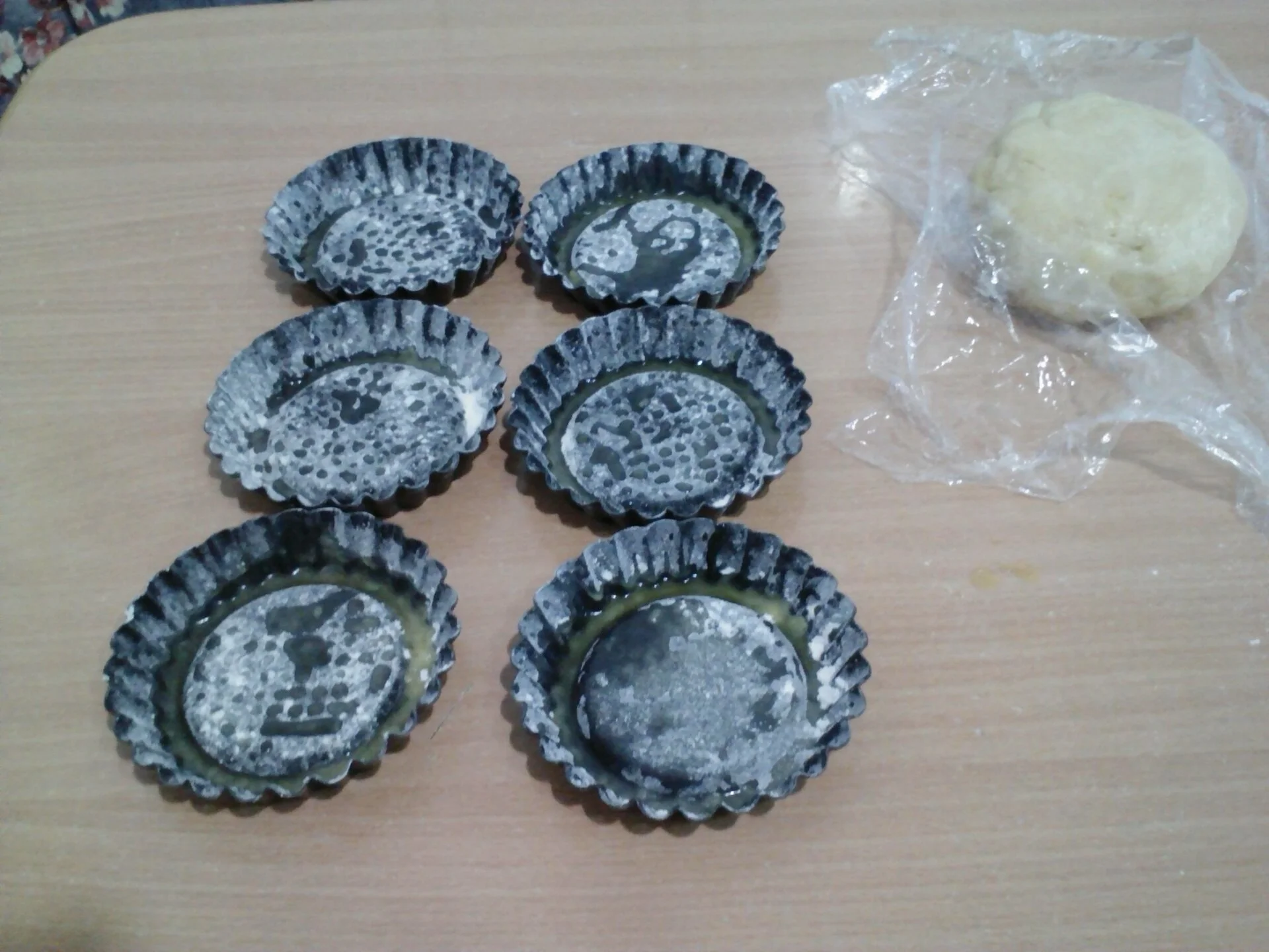 Mini tarts with mushrooms and chicken meat