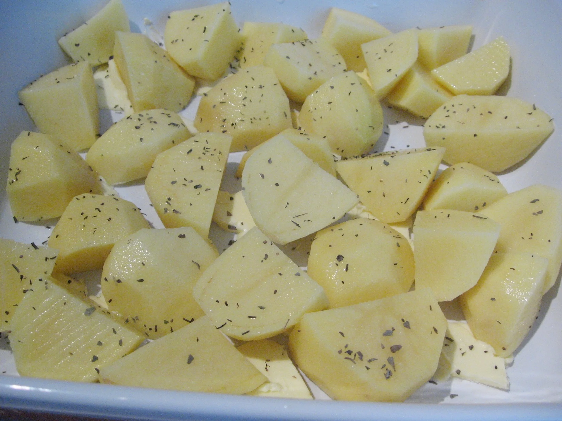 Potato pudding with chicken breast and sour cream