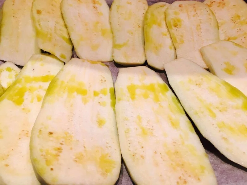 Gratinated stuffed eggplant rolls