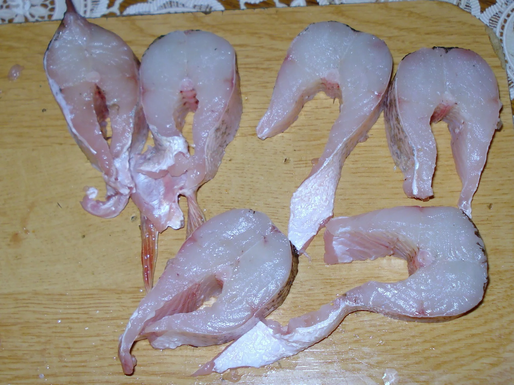 baked pike on a bed of peas