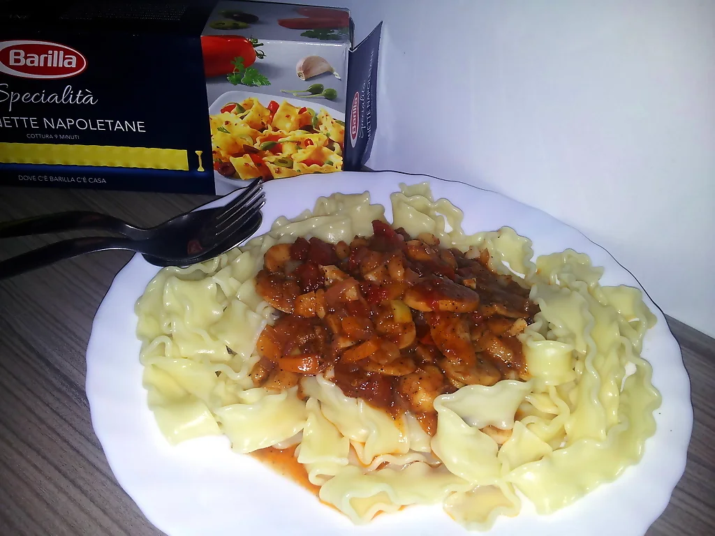 Reginette with tomato and mushroom sauce