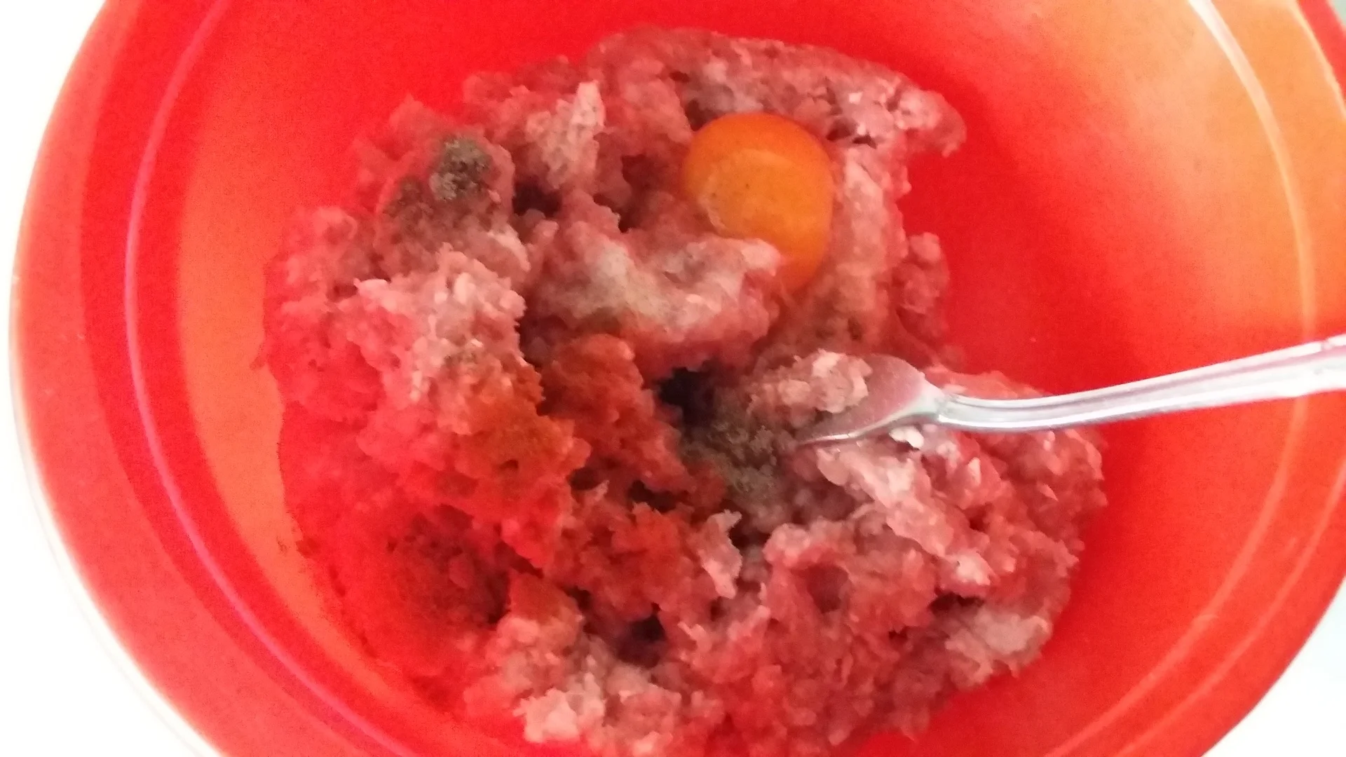 Minced meat roll with sausages