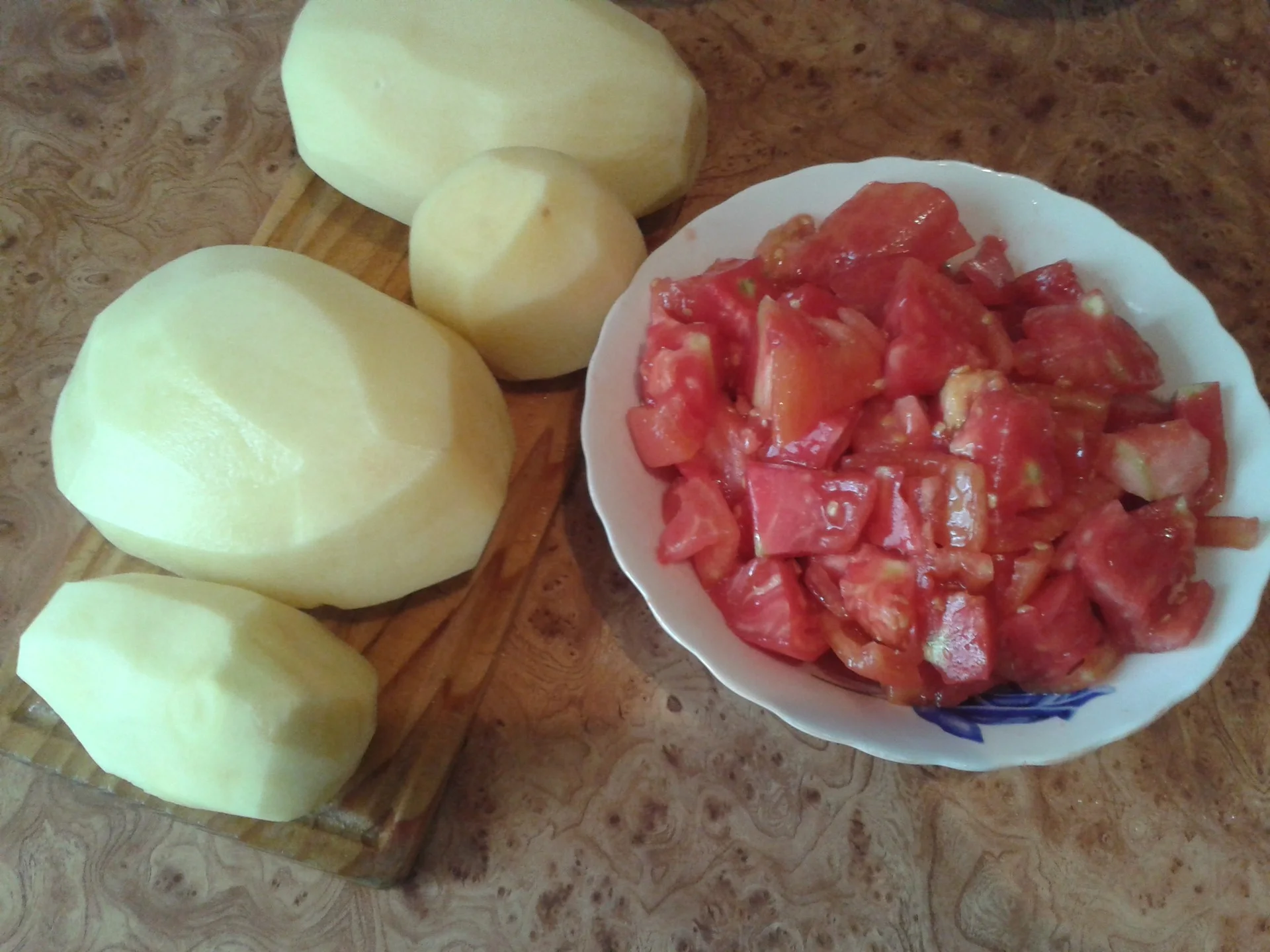 Potato soup with tomatoes