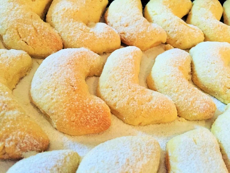 Tender crescent pastries with lemon and almonds