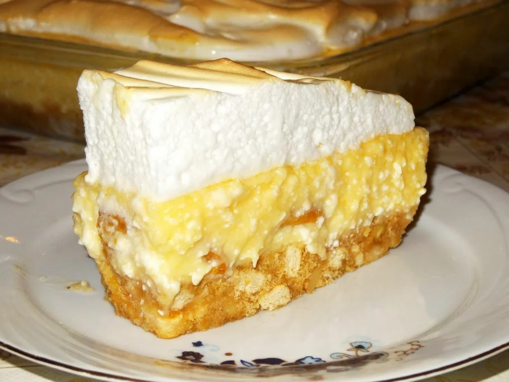 No-bake cheesecake with fruits and meringue