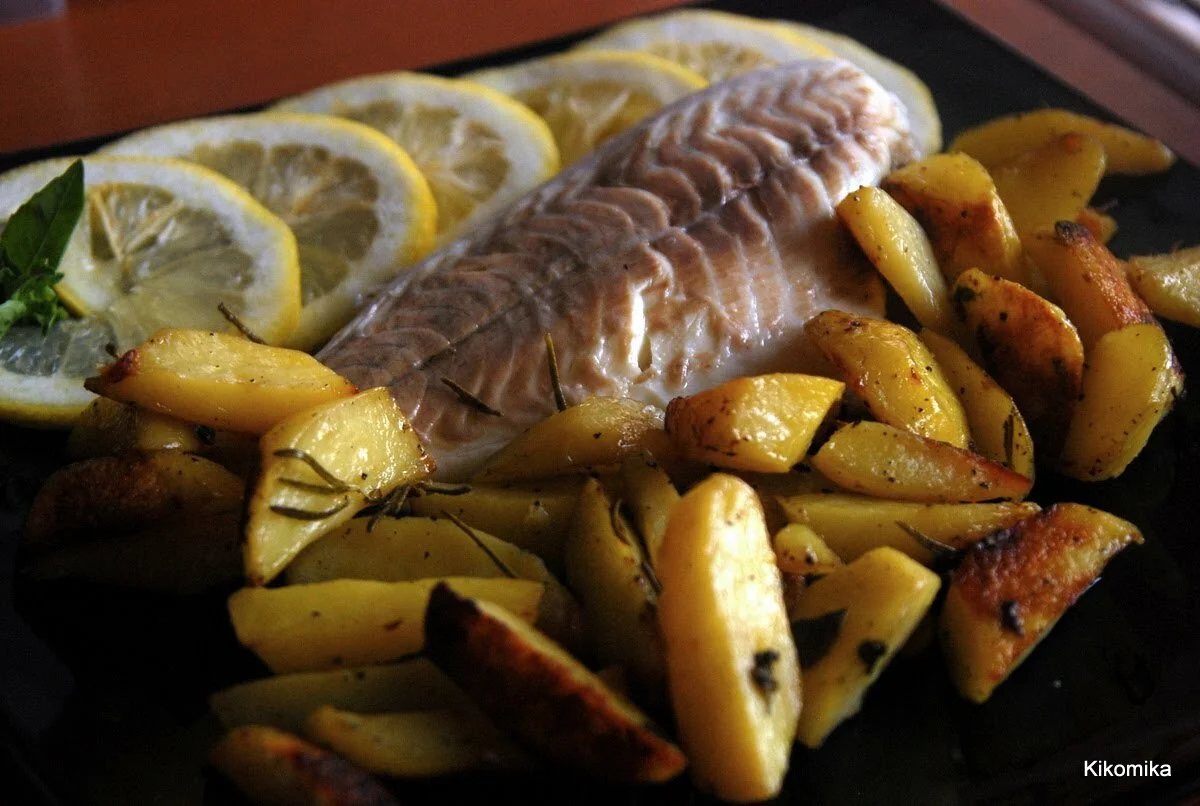 Sea bream and oven-baked potatoes with plenty of rosemary