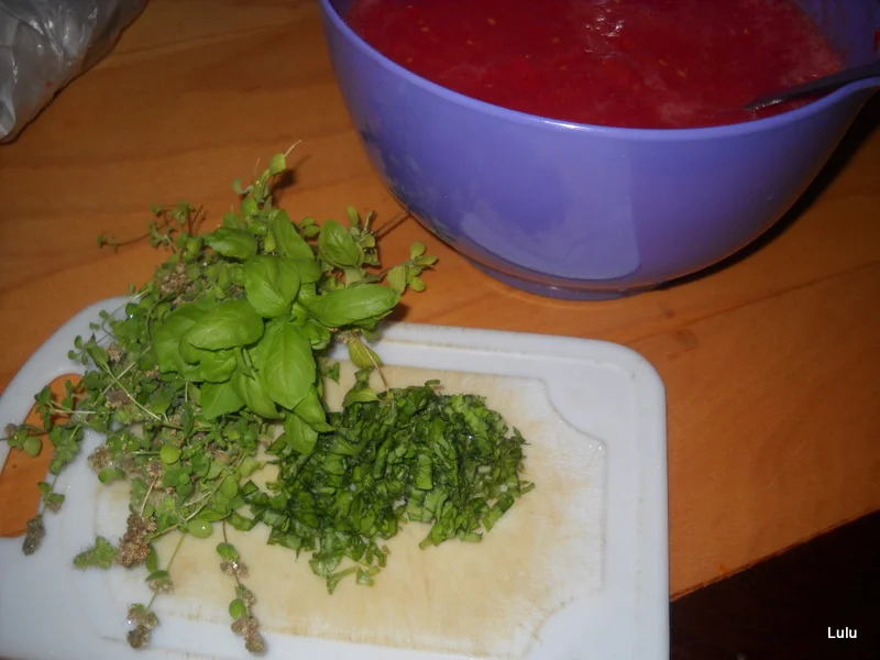 Tomato sauce with basil