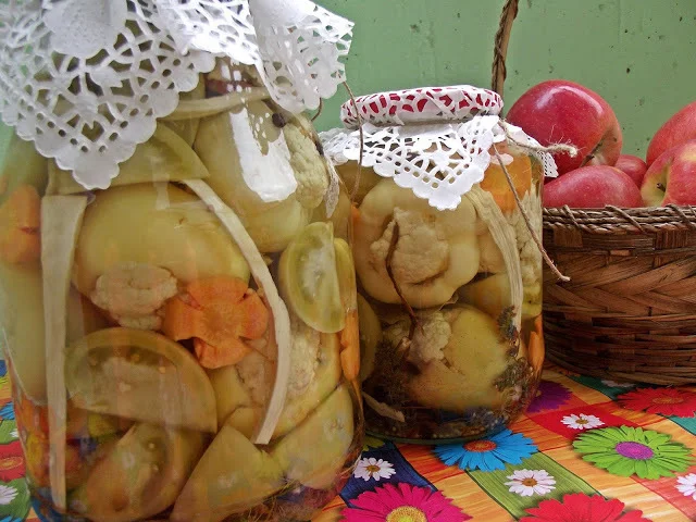 Masonry with semi-hot peppers, cauliflower, and green tomatoes