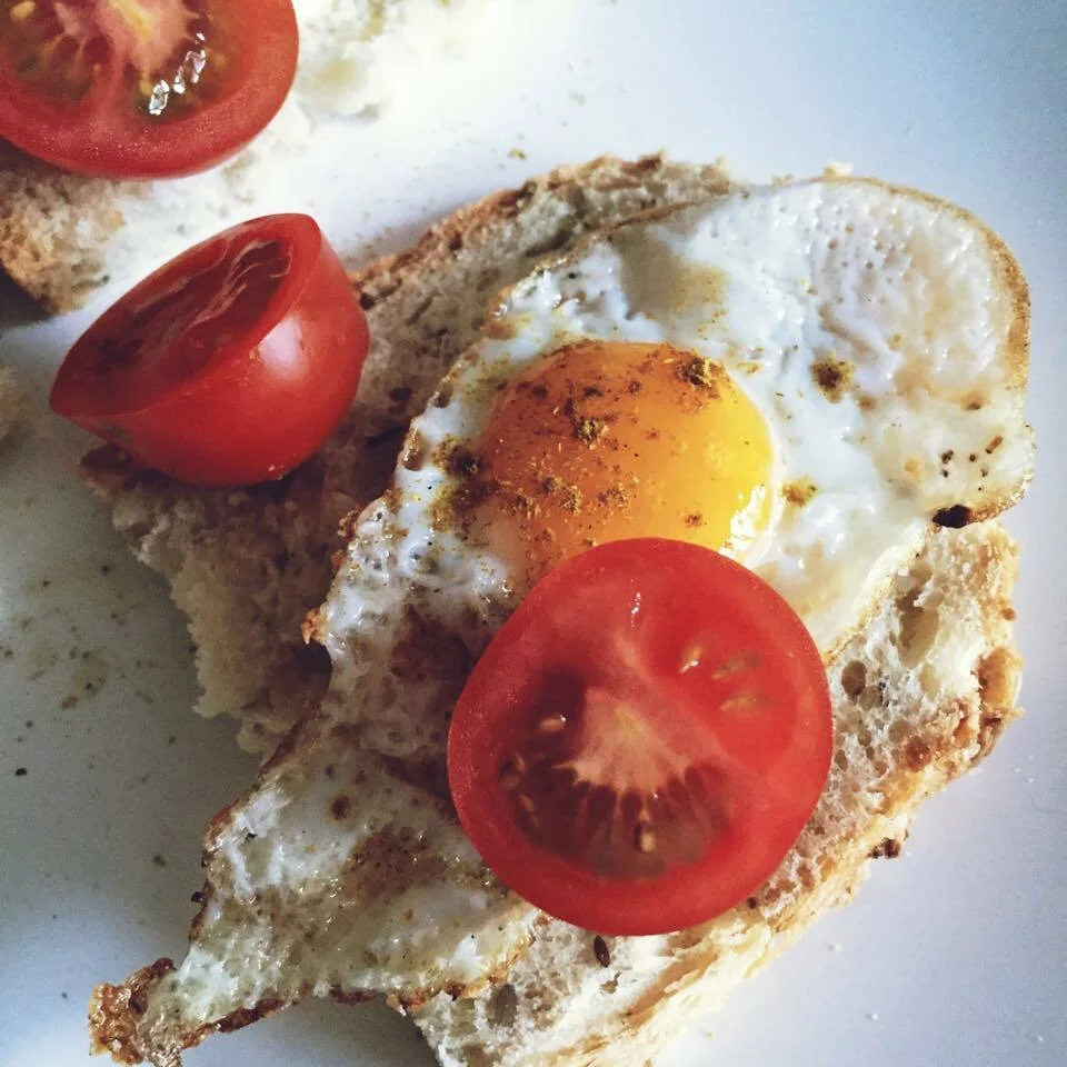Toast with quail eggs and curry