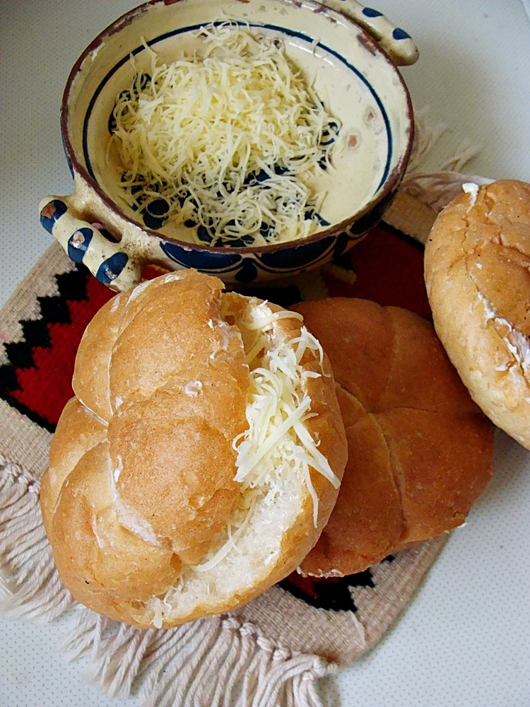 Sandwich with grated cheese