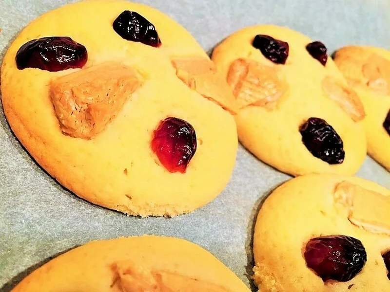 Cookies with white chocolate and cranberries