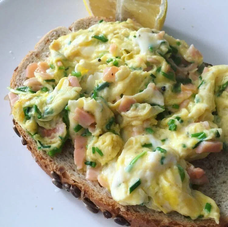 Creamy eggs with smoked salmon and chives