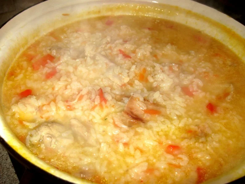 Rice with chicken breast, tomato juice, and cheese