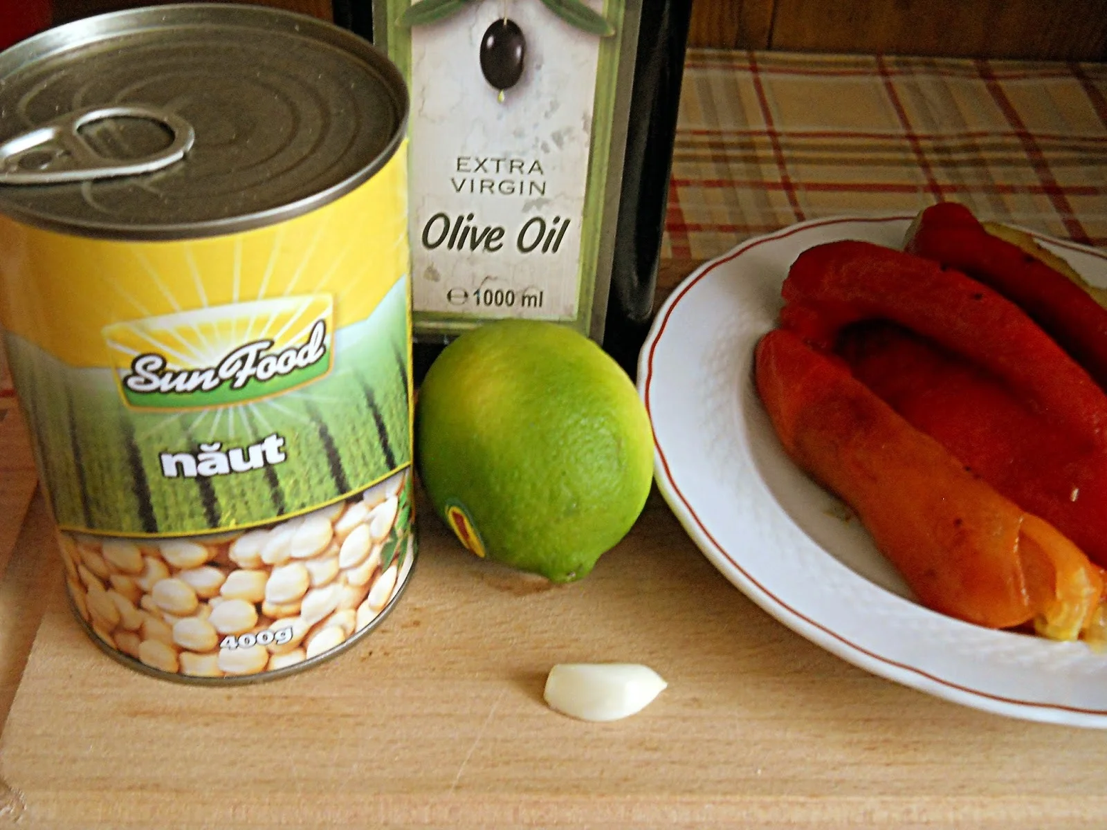 Hummus with roasted peppers