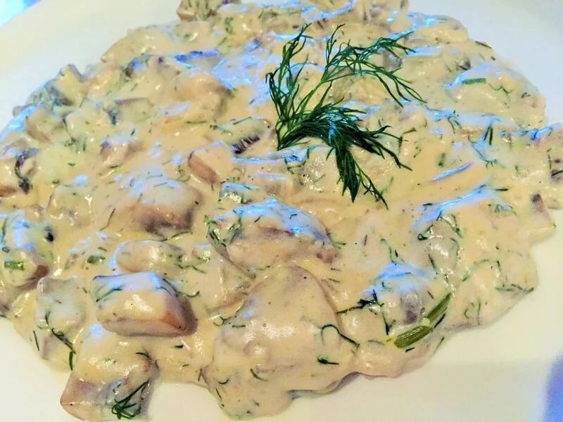 Mushrooms with sour cream and dill