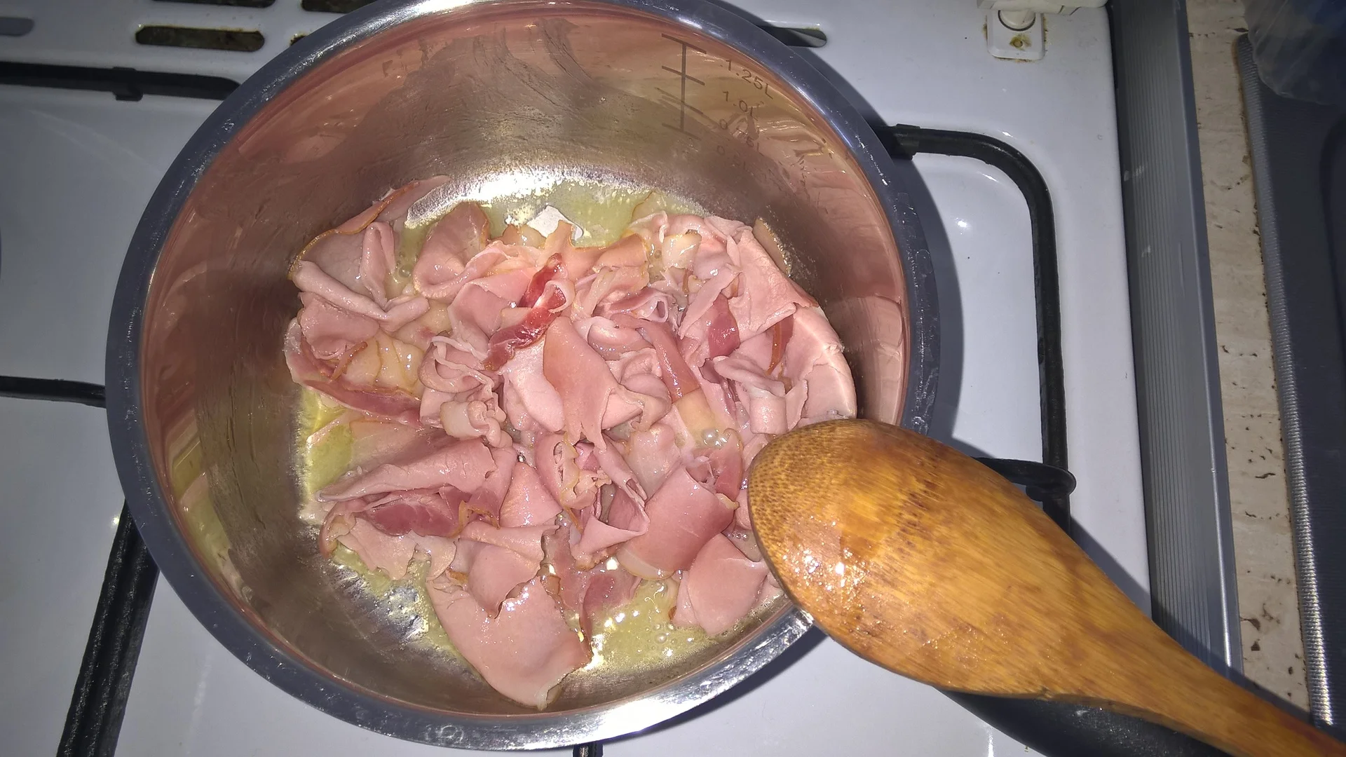 Macaroni with cheese and ham