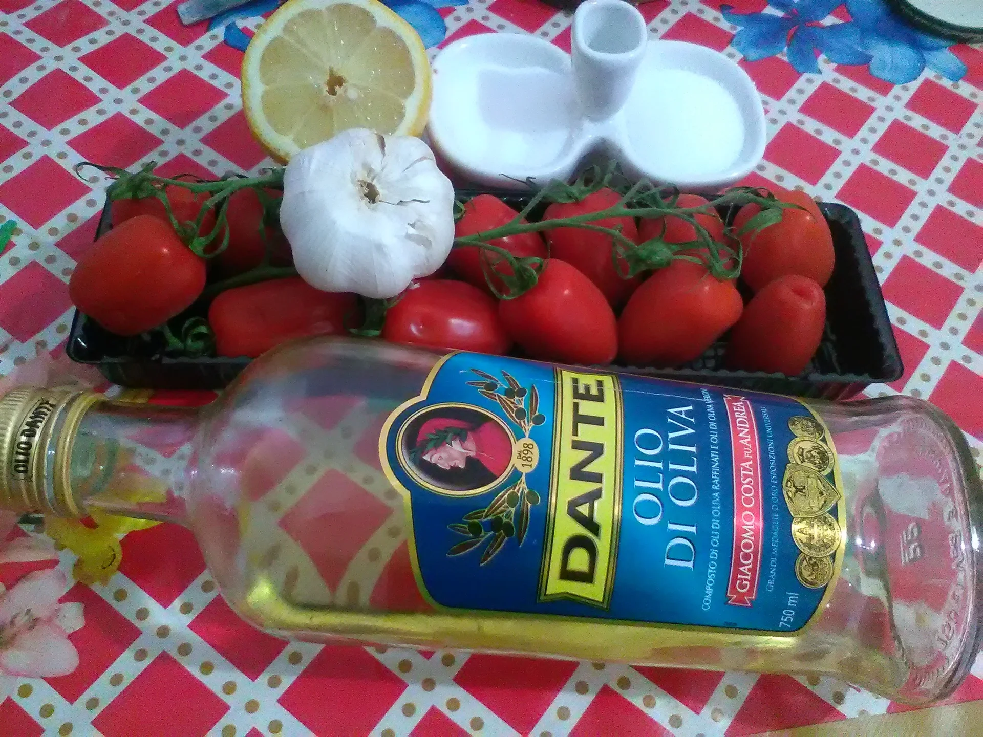 Garlic sauce with fried tomatoes