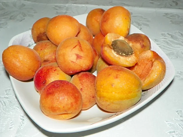 Apricot and yogurt cake