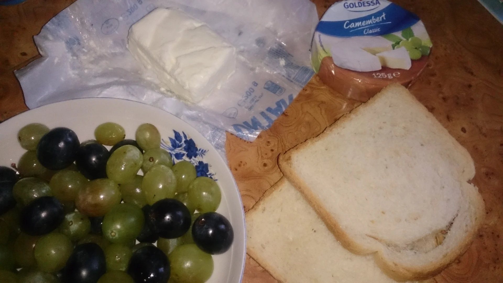 Sandwich with camembert and grapes