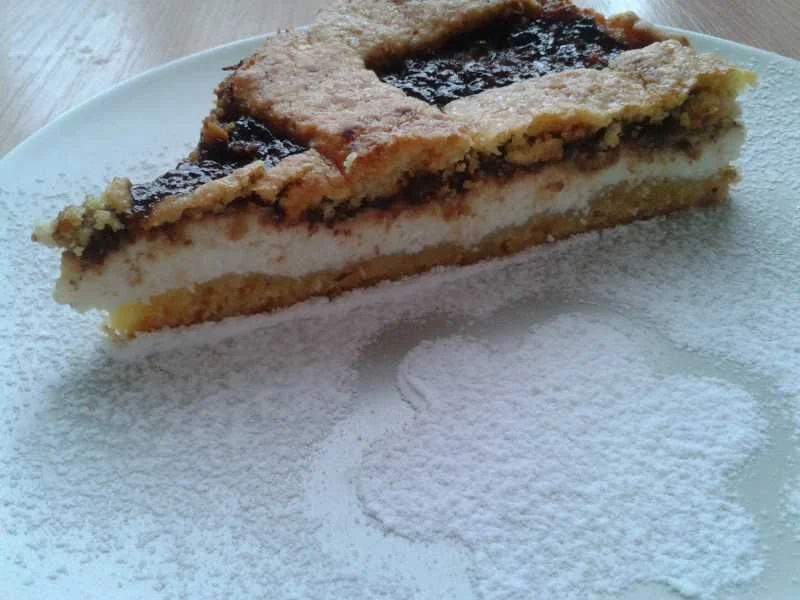 Cheese tart with strawberry jam