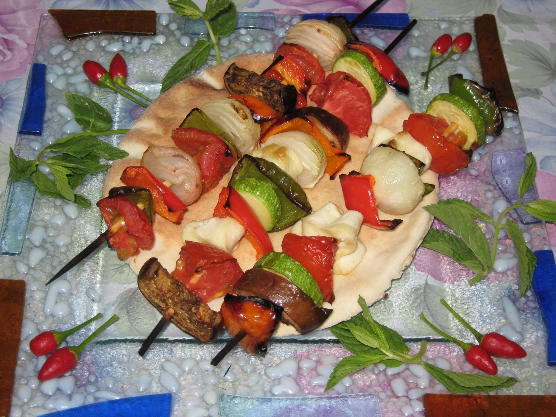 Skewers with sheep cheese and vegetables