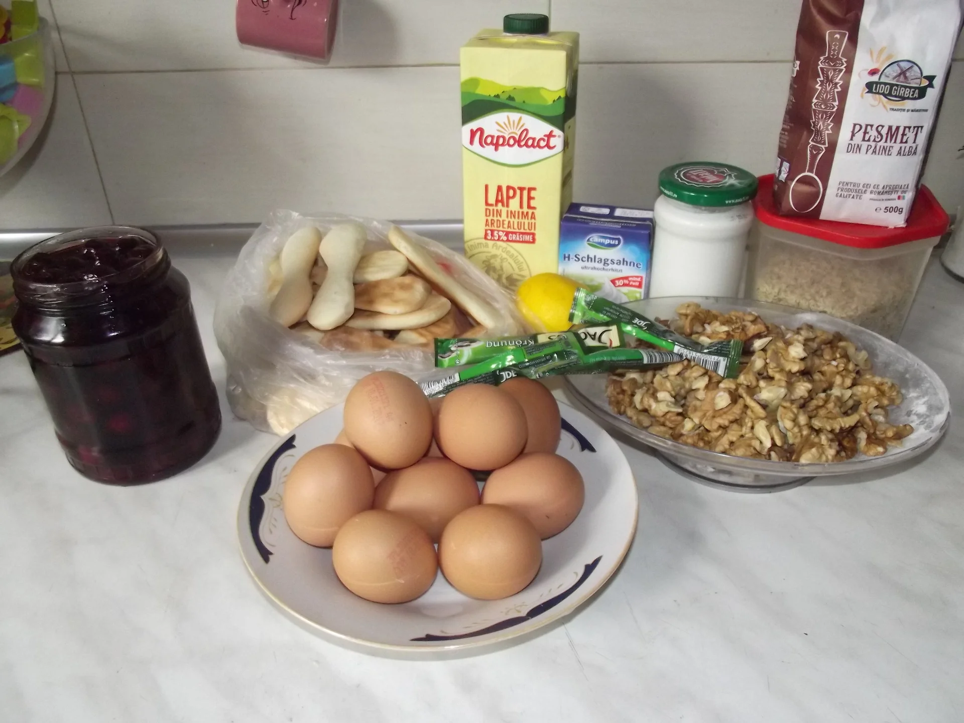 Delight with walnuts and sour cherries