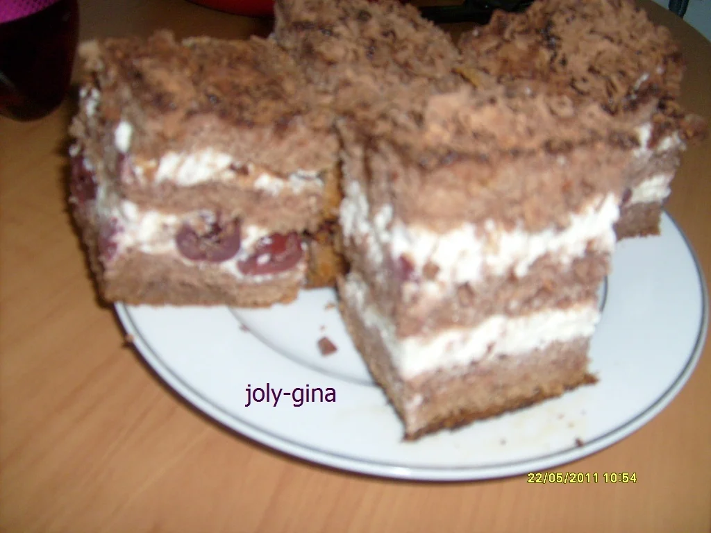 Cake with whipped cream and sour cherries