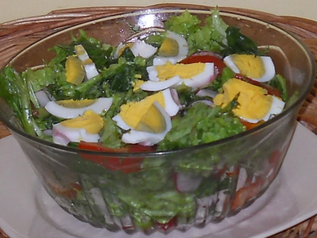 Green salad with eggs