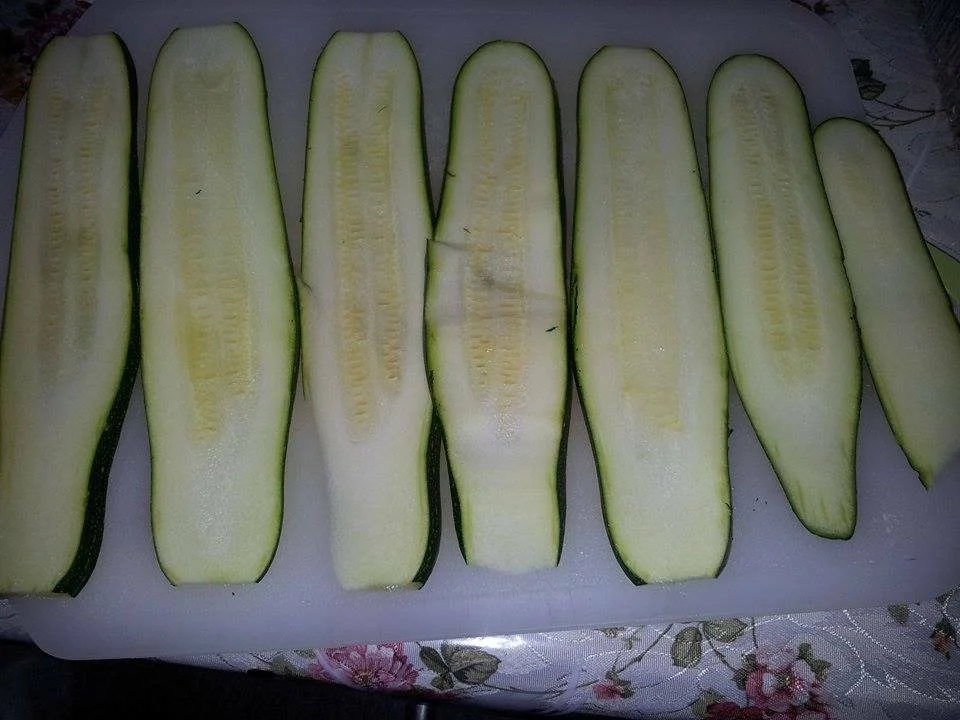 Appetizer rolls made from green zucchini