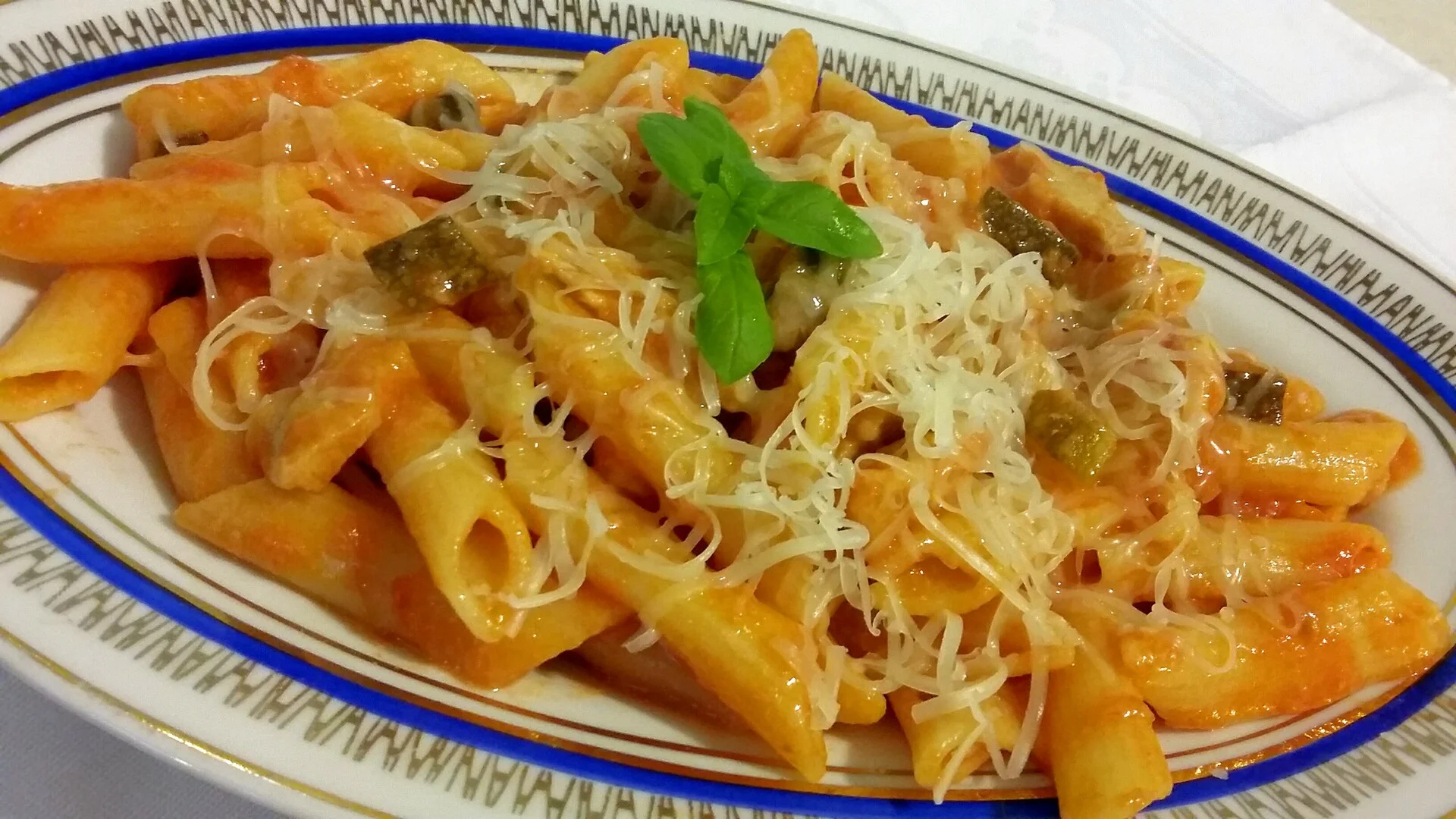 Penne in tomato sauce, with chicken breast and cheese