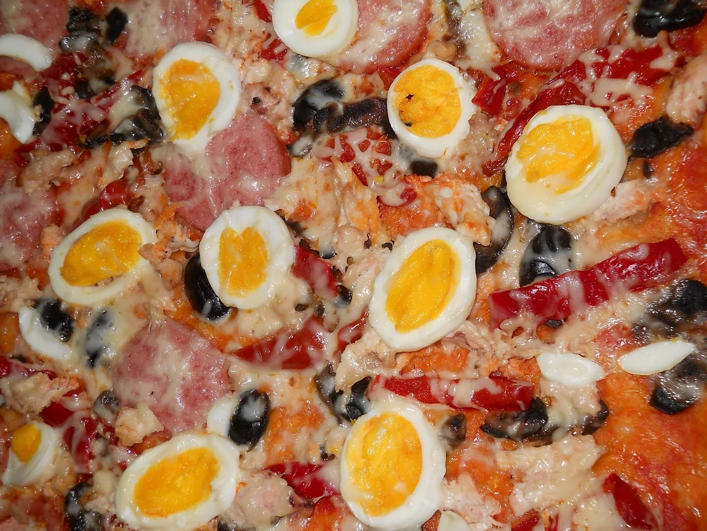 Pizza with chicken and salami