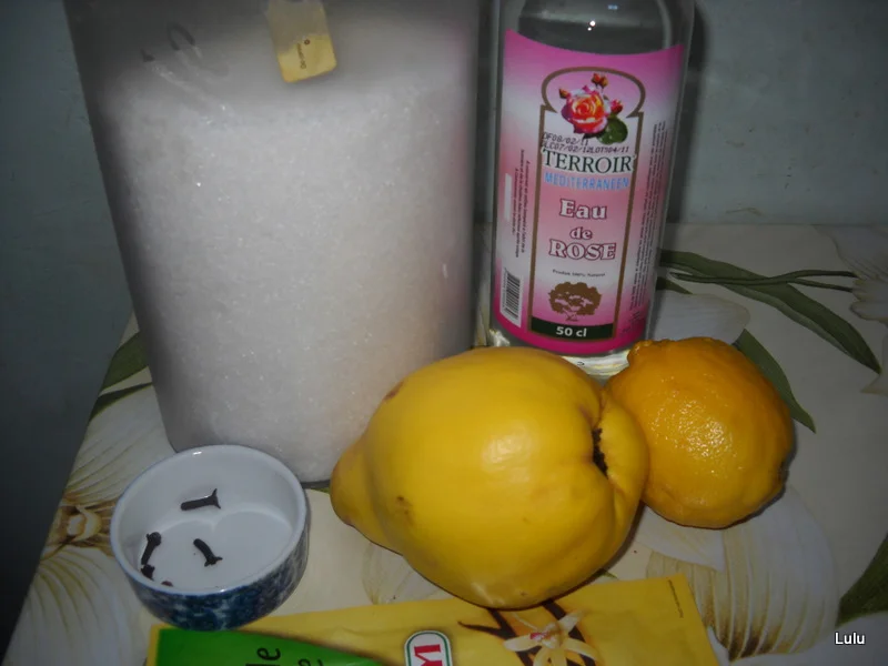 Quince with rose water and crunchy topping