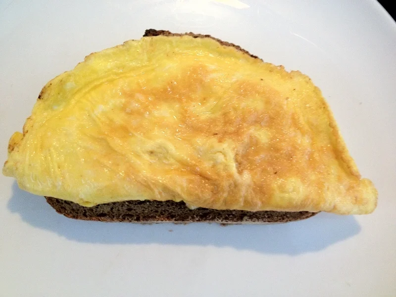 Spicy omelette sandwich