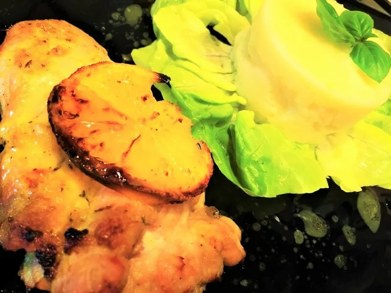 Chicken in wine sauce, garlic and lemon