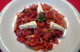 Tuna salad with vegetables and cow’s cheese