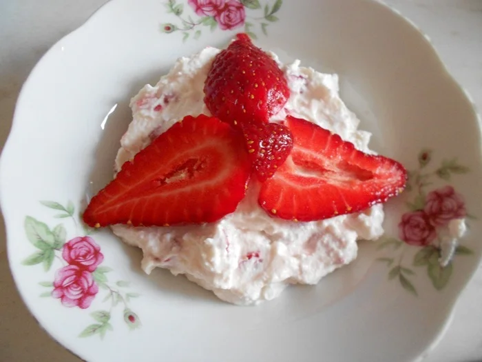 Cow cheese with sour cream and strawberries