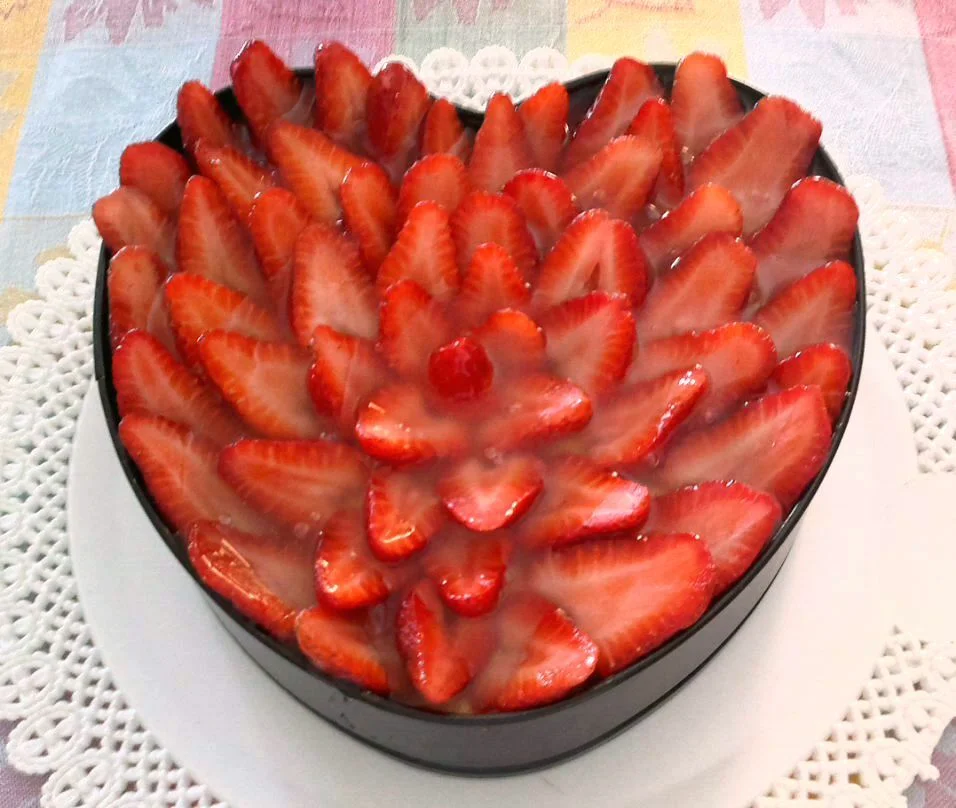 Strawberry heart cake