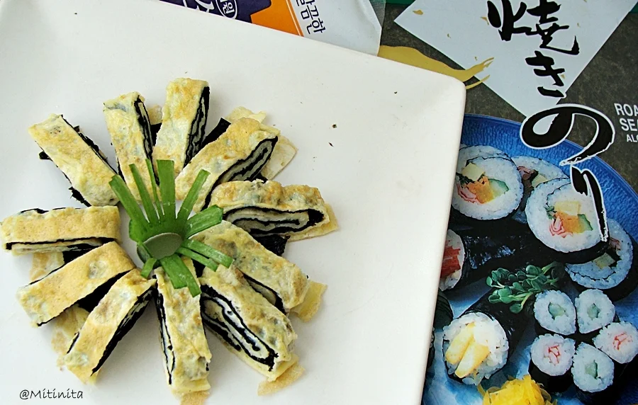 Korean Omelette with Nori (Gaeran Mari)
