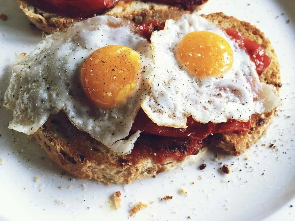 Toast with roasted tomatoes and quail eggs