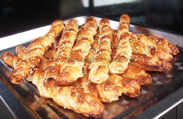 Puff pastry spirals with cheese