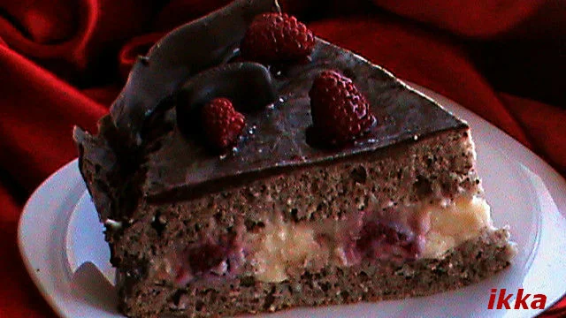 Vanilla cream and fruit cake